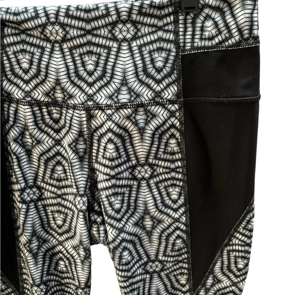 Athleta Women’s Black and White Athletic Leggings Size Small - Picture 3 of 7